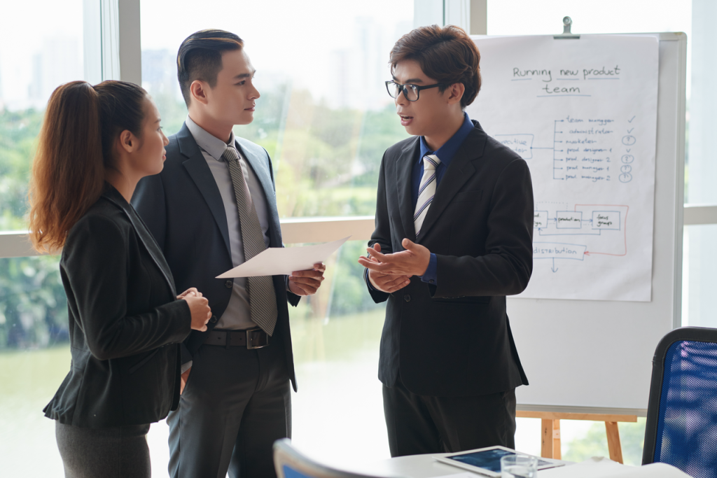 Manager supporting employees in a healthy work culture