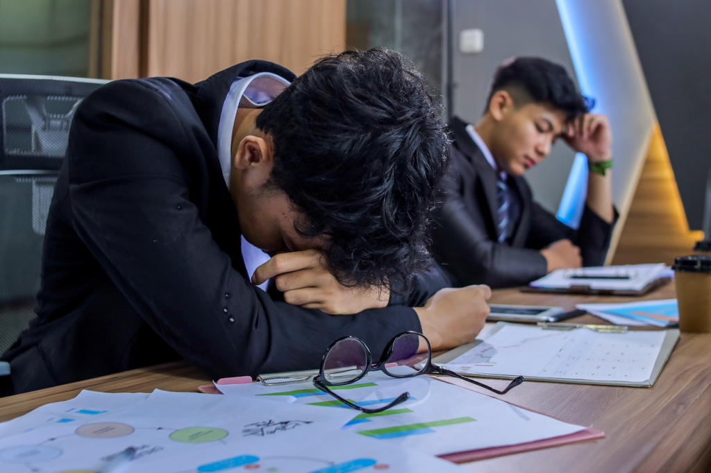 Illustration of managers misinterpreting productivity using traditional HR solutions and IT software